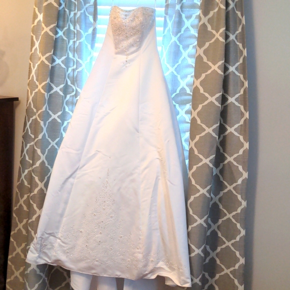 Wedding Gown - Picture 6 of 15